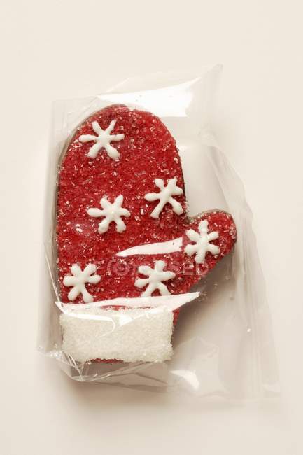 Vista close-up de luva de chocolate praline com açúcar granulado vermelho — Fotografia de Stock