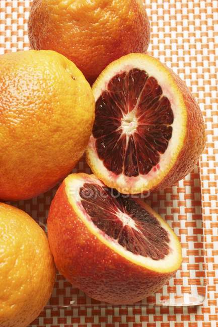 Цілі та наполовину апельсини крові — стокове фото