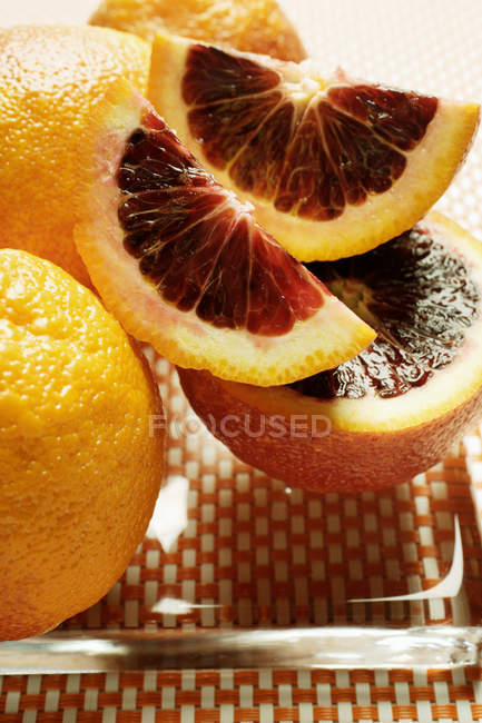 Oranges entières et demi-sanguines — Photo de stock
