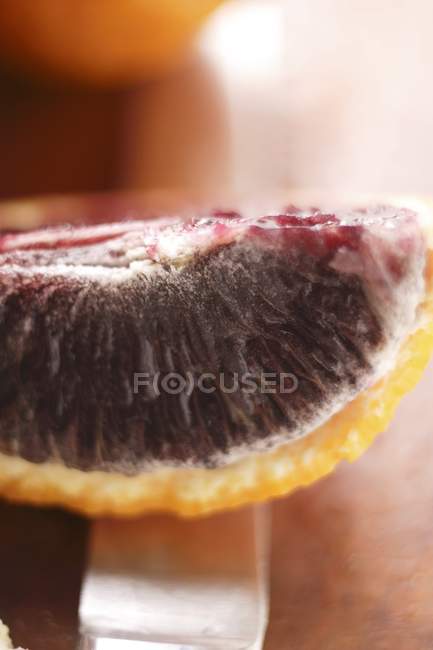 Zeppa di sangue arancione sul coltello — Foto stock