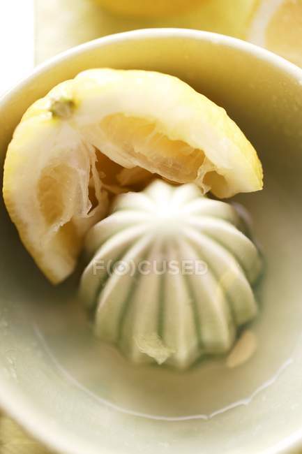 Limón con exprimidor de cítricos - foto de stock