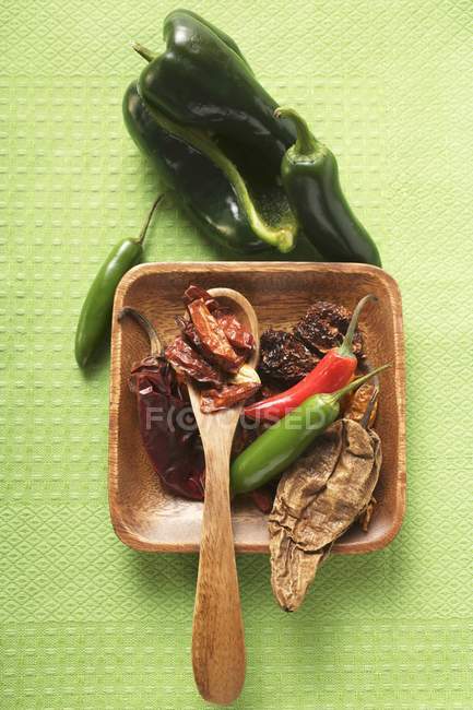 Различные сушеные и свежие перцы чили — стоковое фото