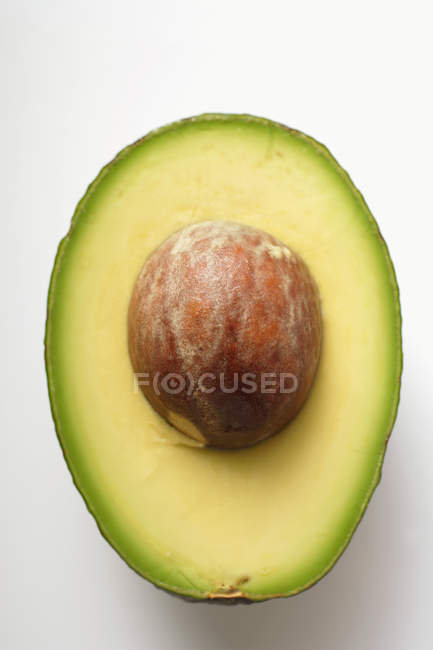 Половина свіжого авокадо — стокове фото