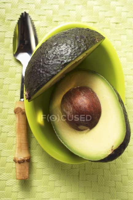 Frische halbierte Avocado — Stockfoto