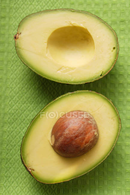 Frische halbierte Avocado — Stockfoto