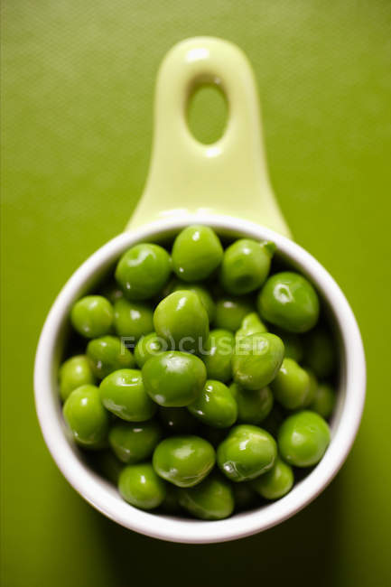 Peas in small bowl — Stock Photo