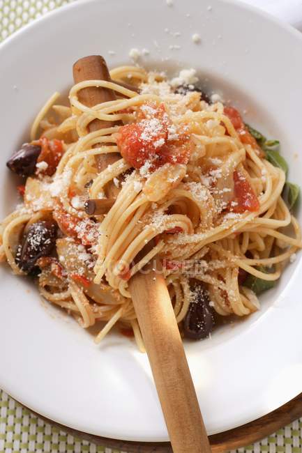 Спагетти с оливками и помидорами — стоковое фото