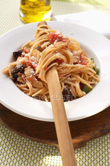 Espaguetis con aceitunas y tomates - foto de stock
