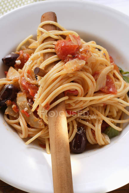 Spaghetti with olives and tomatoes — Stock Photo