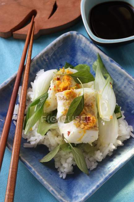 Bacalhau com cebolinha em arroz — Fotografia de Stock