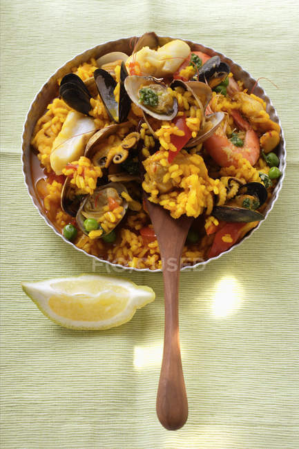 Paella plato español - foto de stock