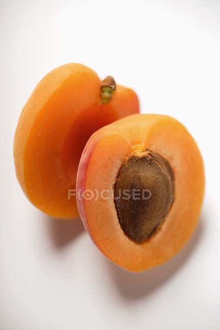 Abricot frais et mûr coupé en deux — Photo de stock