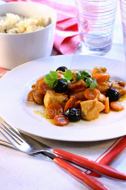 Chicken with carrots and olives — Stock Photo