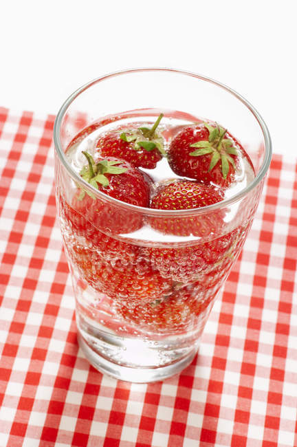 Glas prickelnder Erdbeerpunsch — Stockfoto