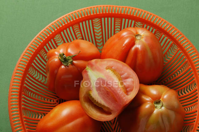 Tomates frescos em tigela — Fotografia de Stock