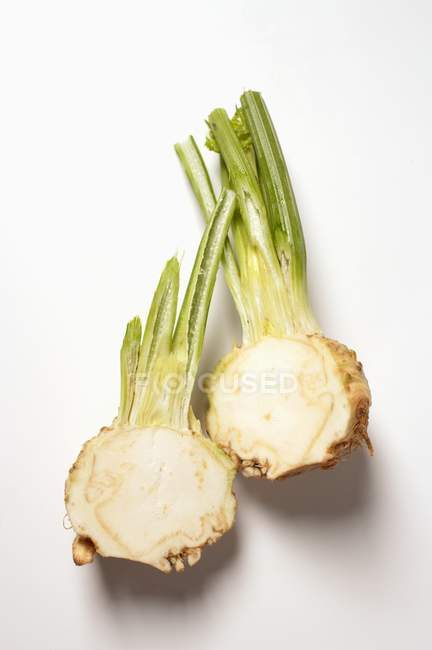 Celeriac, coupé en deux sur la surface blanche — Photo de stock