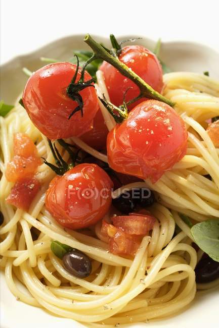 Спагетті з вишневими помідорами — стокове фото