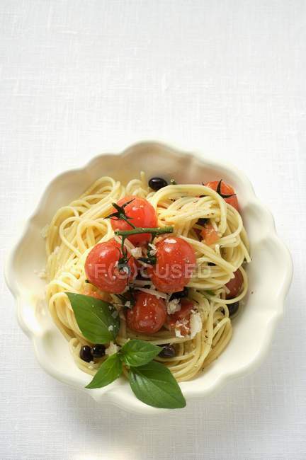 Спагетті з вишневими помідорами — стокове фото