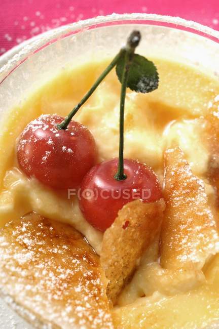 Crema brulee con ciliegie — Foto stock