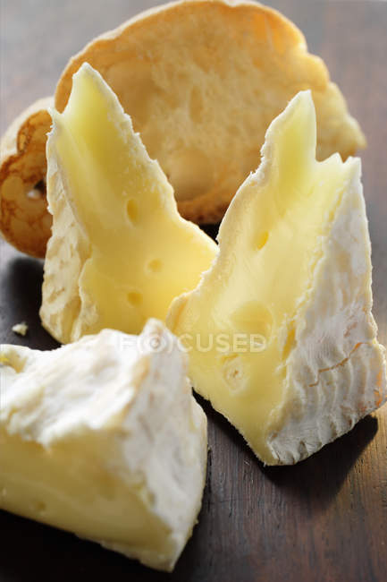 Pieces of Camembert cheese and bread — Stock Photo