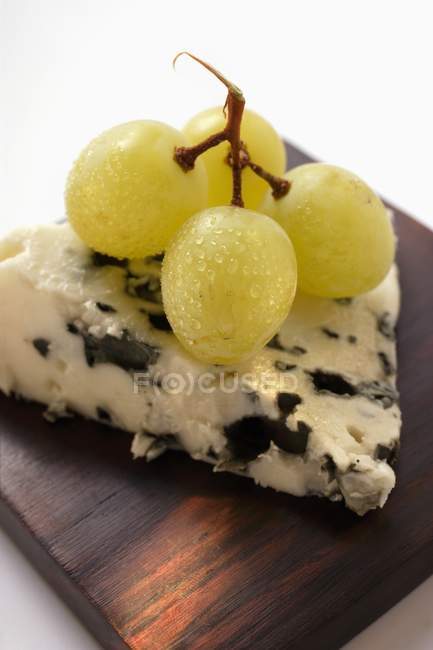 Queso Roquefort con uvas verdes - foto de stock