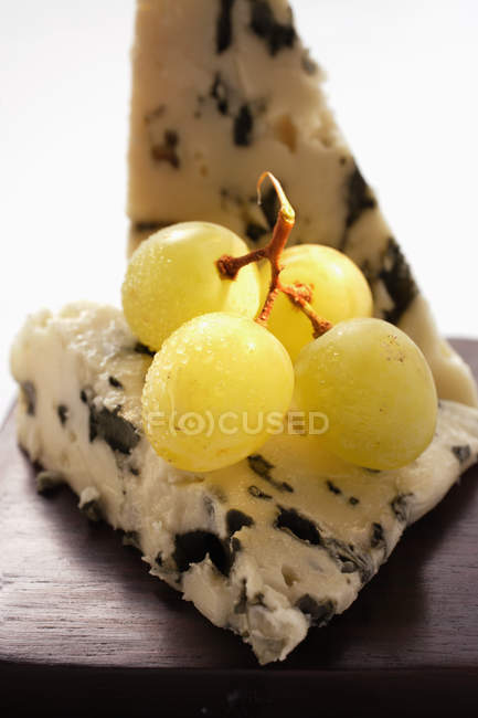 Roquefort-Käse mit grünen Trauben — Stockfoto