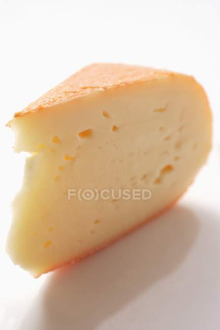 Morceau de fromage Chaumes — Photo de stock