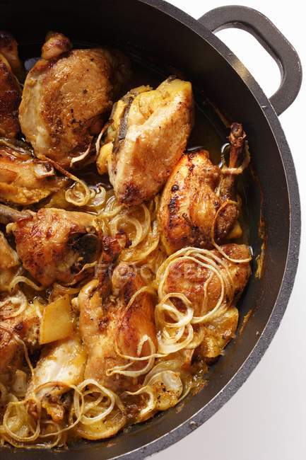 Braised chicken with onions — Stock Photo