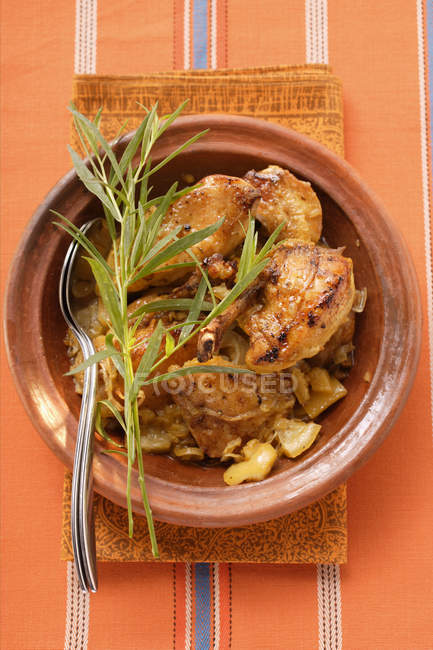 Pollo brasato con cipolle e dragoncello — Foto stock