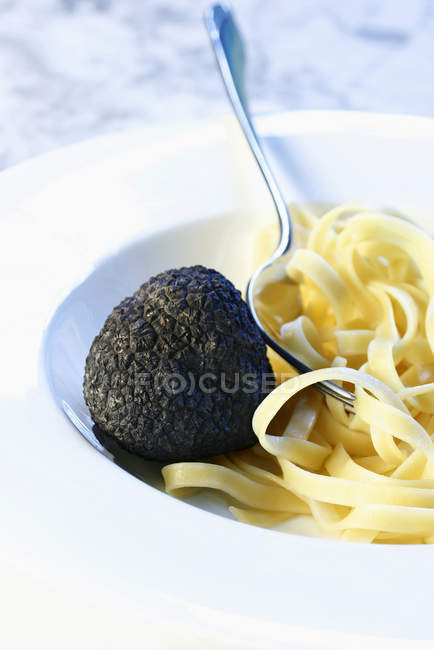 Макароны с черным трюфелем — стоковое фото