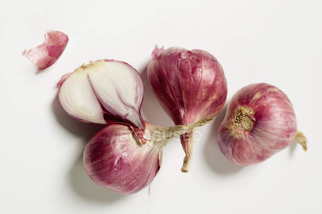 Red onions, one halved — Stock Photo