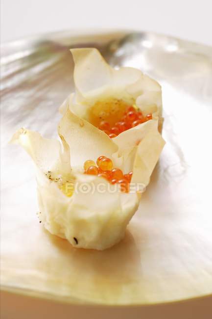 Vue rapprochée des Wontons remplis de caviar de truite et d'œuf de caille frite — Photo de stock