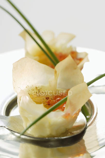 Vista de primer plano de Wontons lleno con caviar de trucha y huevo de codorniz frito - foto de stock