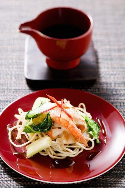 Bami Goreng noodles with shrimps — Stock Photo