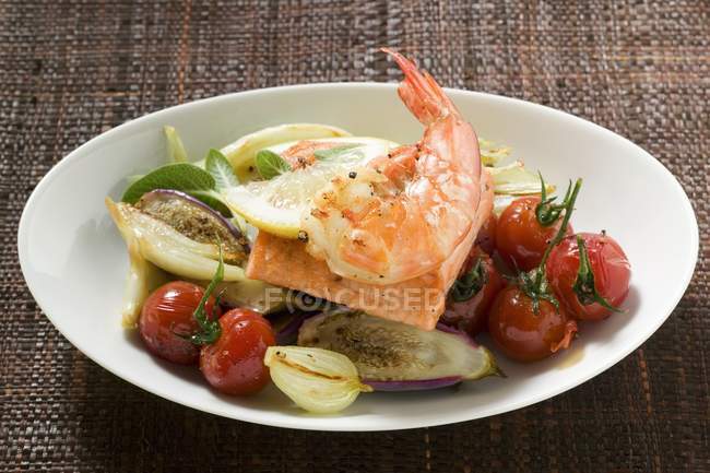 Crevettes sur filet de saumon — Photo de stock