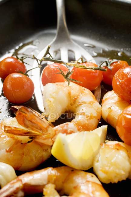 Gamberetti fritti con pomodori ciliegia — Foto stock