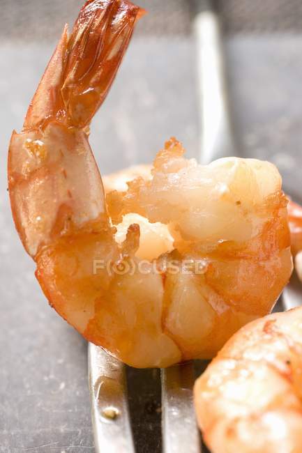 Gebratene geschälte Garnelen auf Spachtel — Stockfoto
