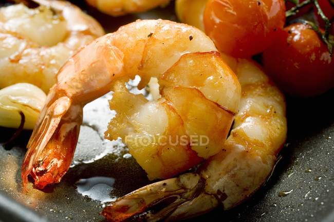Fried shrimps with cherry tomatoes — Stock Photo
