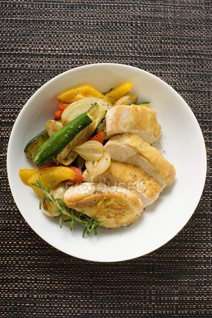 Poitrine de poulet frite aux légumes mélangés — Photo de stock