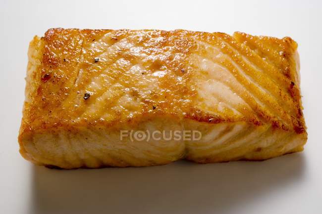 Стейк из жареного лосося — стоковое фото