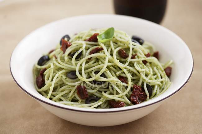 Spaghetti with dried tomatoes and olives — Stock Photo