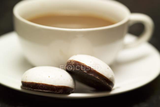 Чашка кави та печива з пташенят — стокове фото