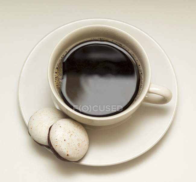 Чашка кави та печива з пташенят — стокове фото
