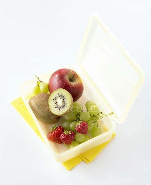 Caixa de almoço com frutas e bagas frescas — Fotografia de Stock