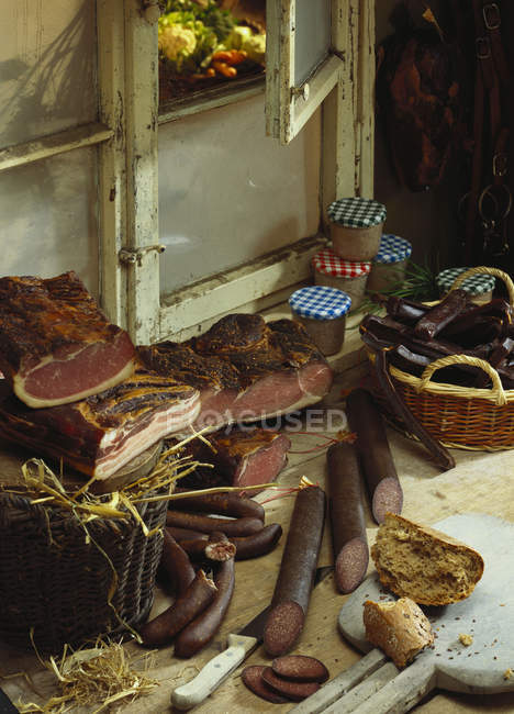 Jamón y salchichas alemanas - foto de stock
