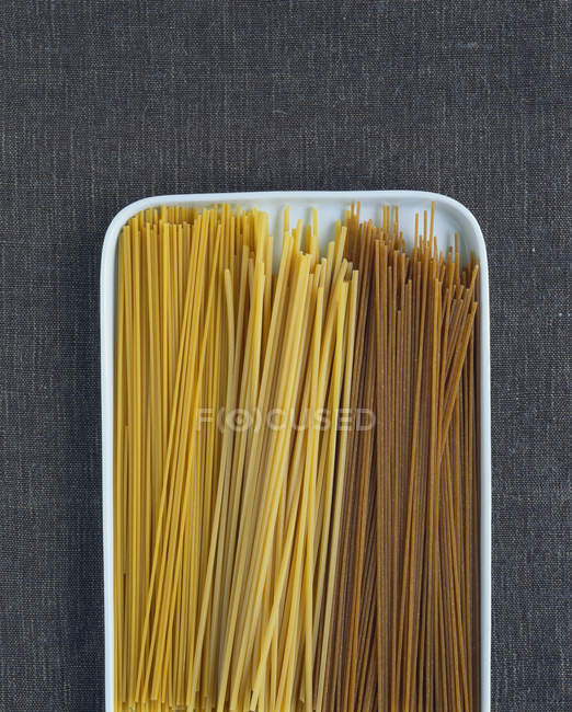 Спагетти алла Читарра и спагетти из цельнозерновой муки — стоковое фото