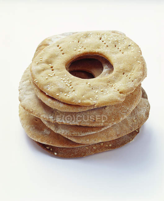 Ruisleip - anelli di pane naturale impilati su superficie bianca — Foto stock