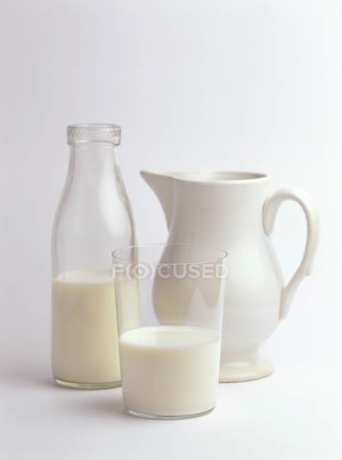 Latte in vetro, bottiglia e brocca — Foto stock