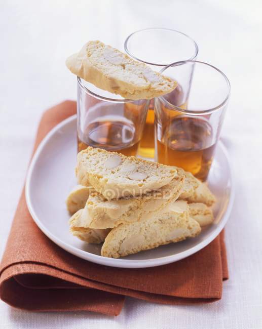 Almond biscuits and dessert wine — Stock Photo