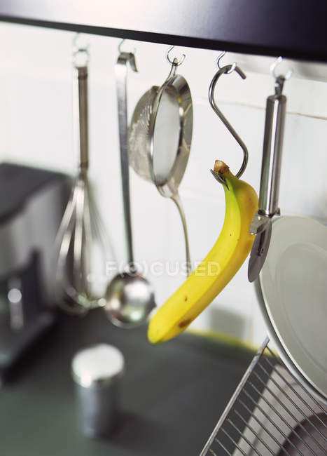 Банан и кухонные инструменты — стоковое фото
